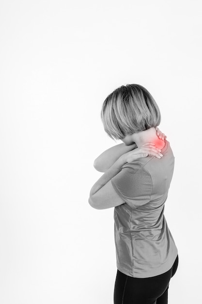 Foto grátis mulher desportiva com dor no pescoço
