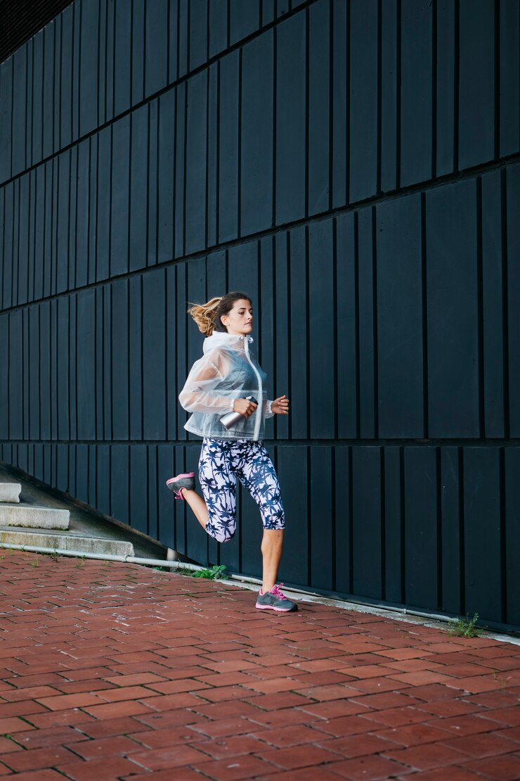 Foto grátis mulher desportiva correndo em ambiente urbano