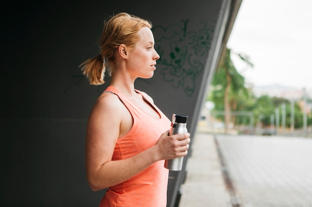 Mulher desportiva em ambiente urbano