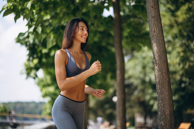 Mulher desportiva exercitando no parque