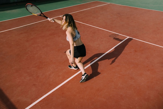 Mulher desportiva jogando tênis
