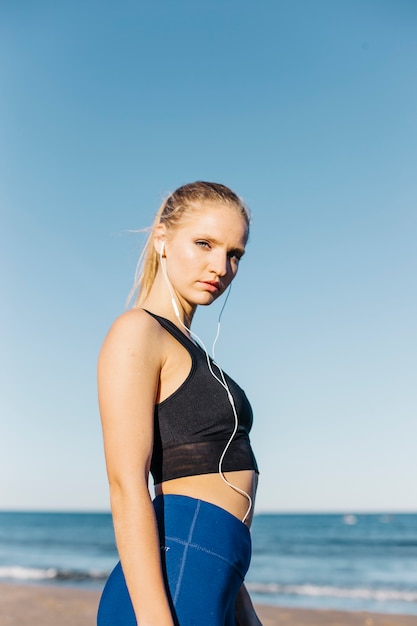 Mulher desportiva na praia