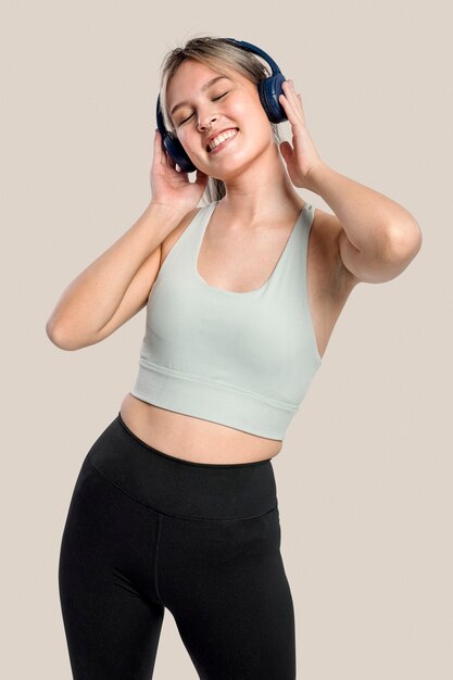 Mulher desportiva ouvindo música com fones de ouvido