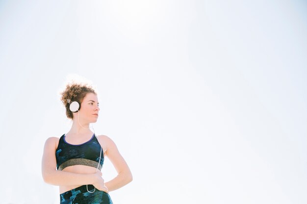 Foto grátis mulher desportiva ouvindo música na natureza