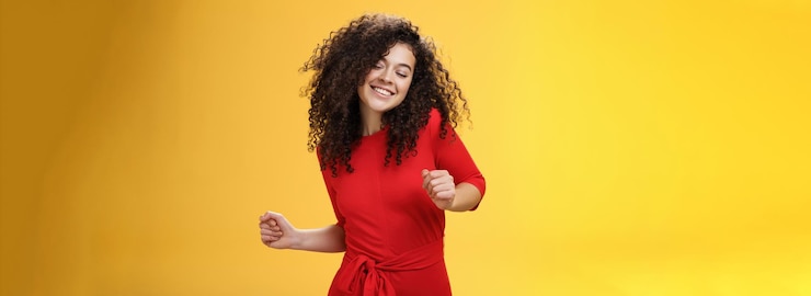 Foto grátis mulher despreocupada dançando na pista de dança com os olhos fechados e sorrindo aproveitando a vida sentindo-se feliz e alegre