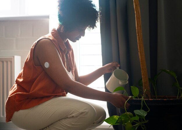 Mulher diabética usando sensor de adesivo de glicose