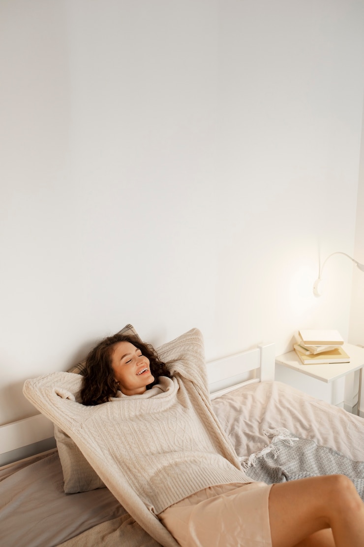 Foto grátis mulher digital desconectando em casa descansando na cama