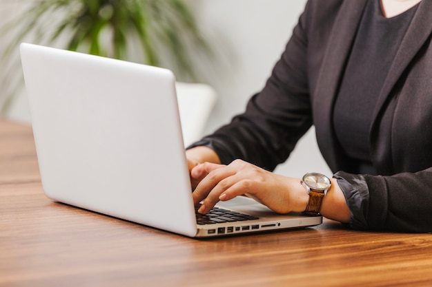 Foto grátis mulher digitando no laptop no escritório