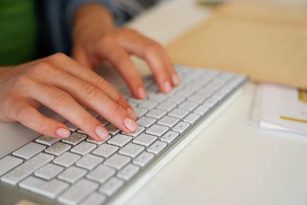 Mulher digitando no teclado no trabalho