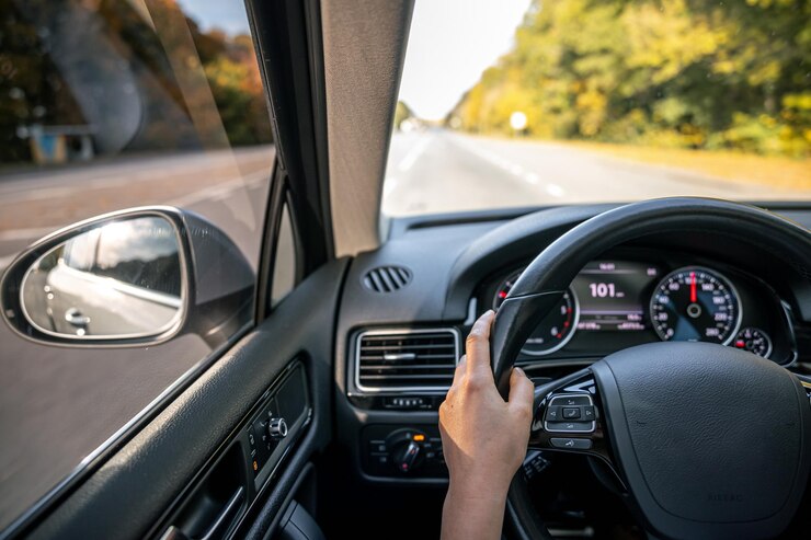 Foto grátis mulher dirige as mãos no volante dentro do carro