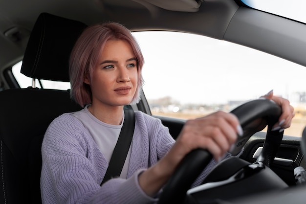 Foto grátis mulher dirigindo carro para teste para tirar carteira de motorista