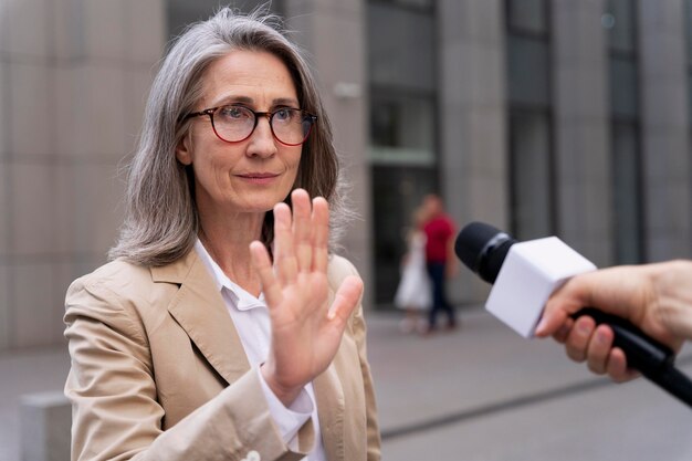 Mulher discordando de dar uma entrevista