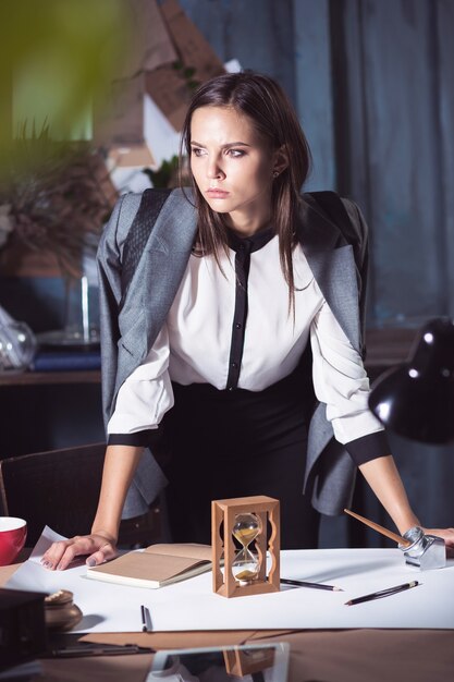 Mulher do arquiteto trabalhando na mesa de desenho no escritório ou em casa.