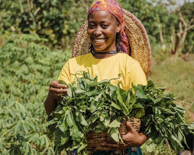 Mulher do campo segurando folhas de planta