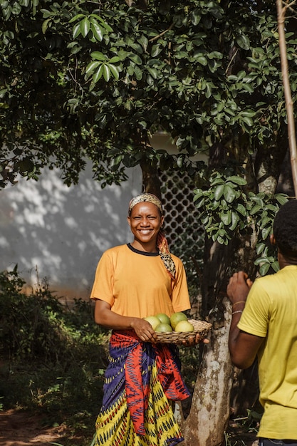 Mulher do campo segurando frutas frescas