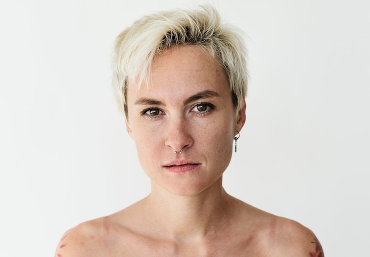 Foto grátis mulher do worldface-cazaque em um fundo branco