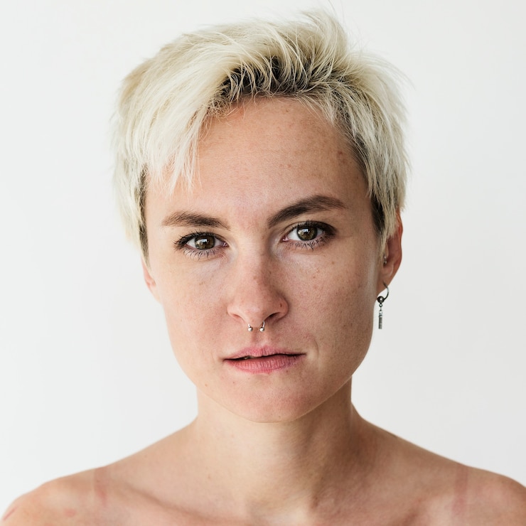 Foto grátis mulher do worldface-cazaque em um fundo branco