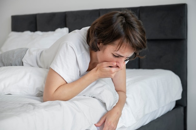 Foto grátis mulher doente com tiro médio na cama