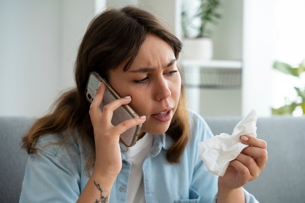 Mulher doente de tiro médio falando no telefone