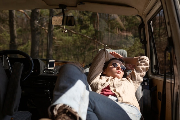 Foto grátis mulher dormindo na van, tiro médio