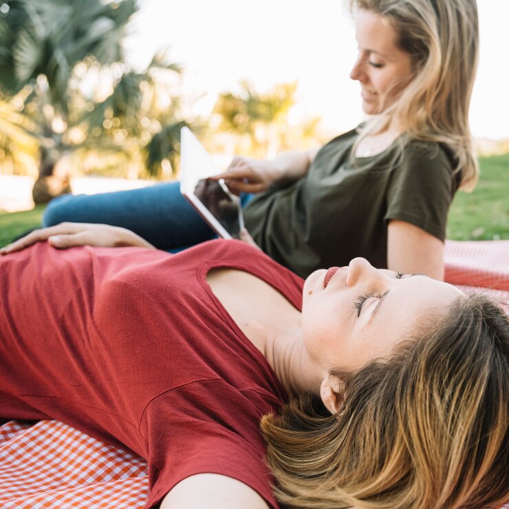 Foto grátis mulher dormindo perto amigo com tablet
