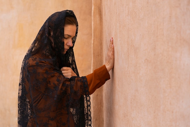 Foto grátis mulher durante a peregrinação religiosa na igreja