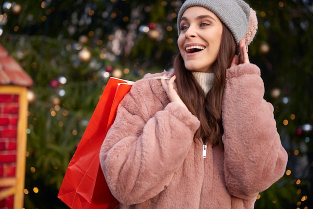 Mulher durante compras no mercado de Natal