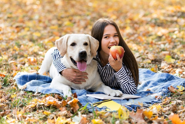 Foto grátis mulher e cachorro junto no parque