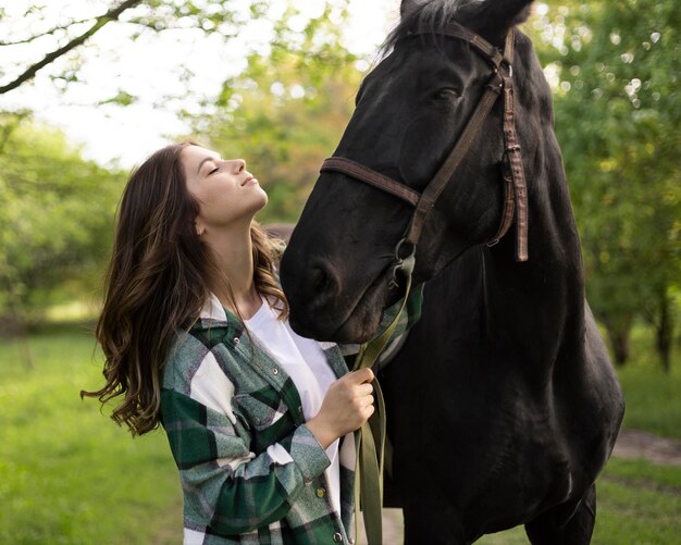 Mulher e cavalo de tiro médio