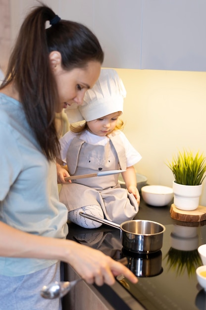 Foto grátis mulher e criança em close na cozinha