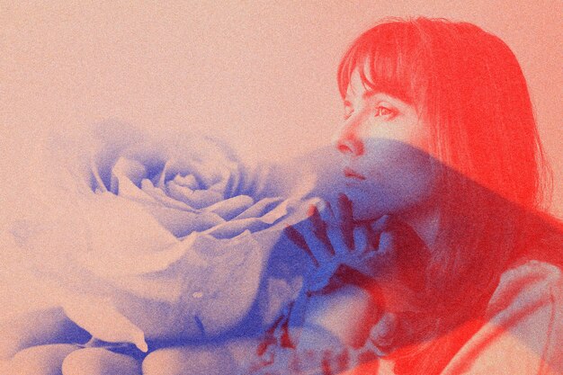 Mulher e flor tom de fundo vermelho e azul