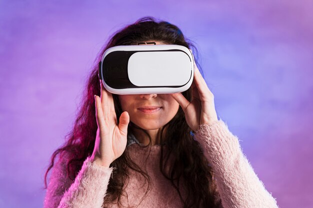 Mulher e fone de ouvido de realidade virtual de nova tecnologia