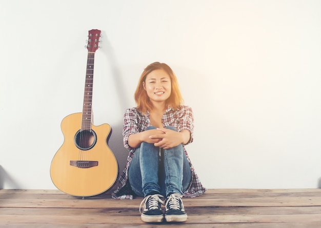 Foto grátis mulher e guitarra