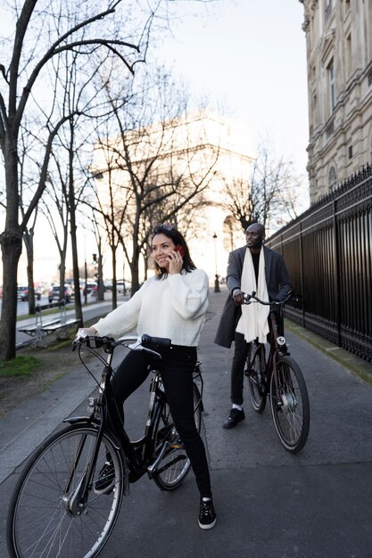 Mulher e homem andando de bicicleta na cidade na frança