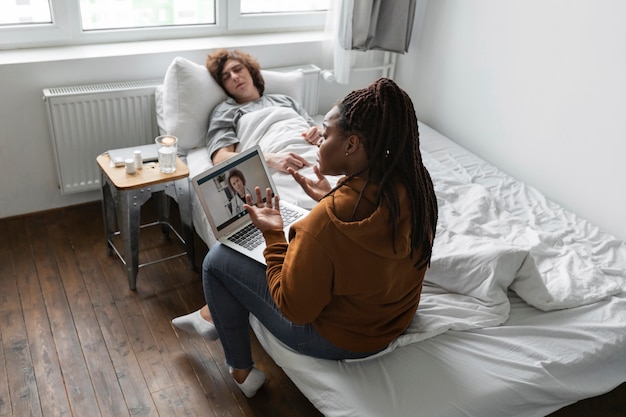 Foto grátis mulher e homem conversando com um médico por videochamada