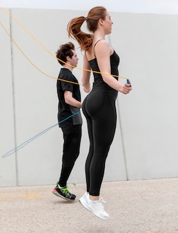 Mulher e homem em roupas esportivas se exercitando ao ar livre