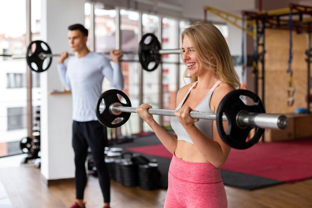 Mulher e homem fazendo musculação