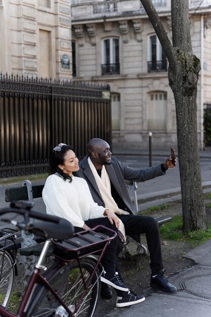 Mulher e homem tomando selfie na cidade na frança