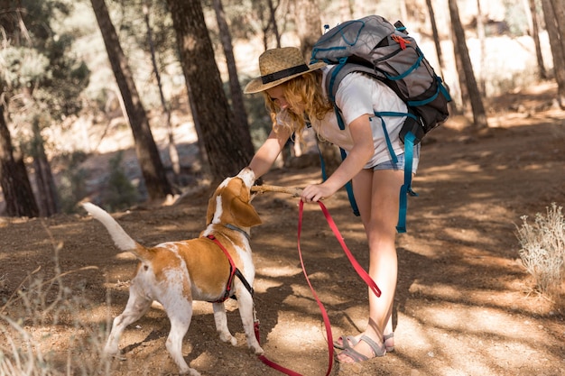 Mulher e seu cachorro se divertindo