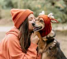 Foto grátis mulher elegante a passear com o cão