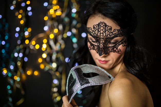 Mulher elegante, celebrando o carnaval veneziano