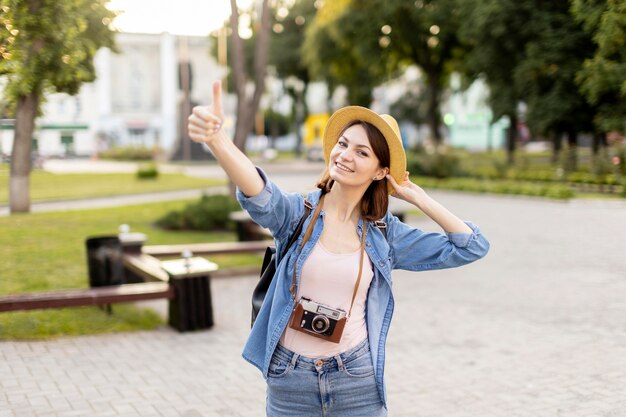 Mulher elegante com chapéu tirando fotos de férias