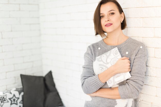 Foto grátis mulher elegante com livro