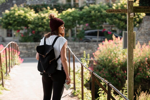 Mulher elegante com mapa para viajar