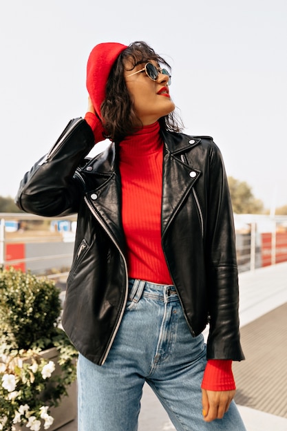 Foto grátis mulher elegante com roupa da moda, posando no terraço de verão em um bom dia de sol