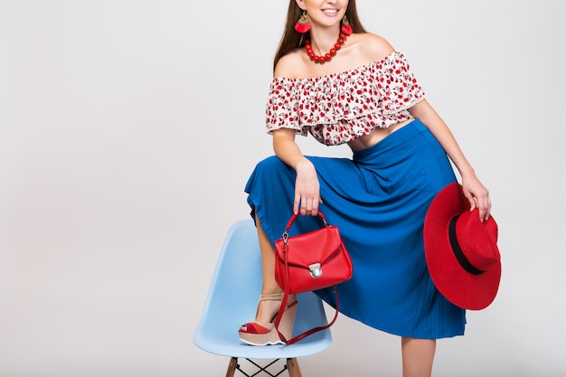 Mulher elegante com roupa de verão isolada posando em tendência da moda isolada