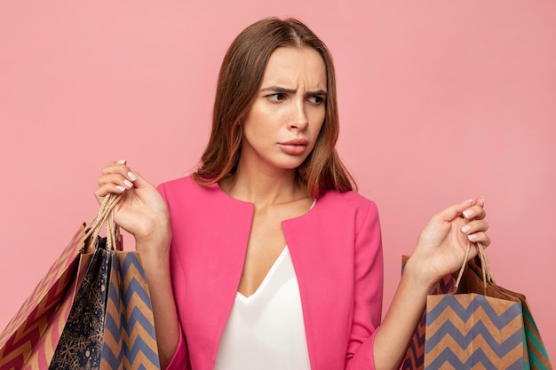 Mulher elegante com sacolas de compras