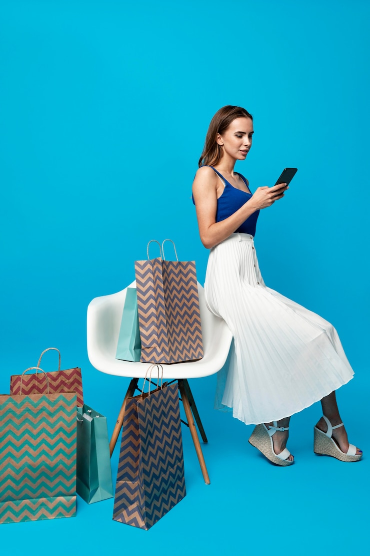 Foto grátis mulher elegante com sacolas de compras
