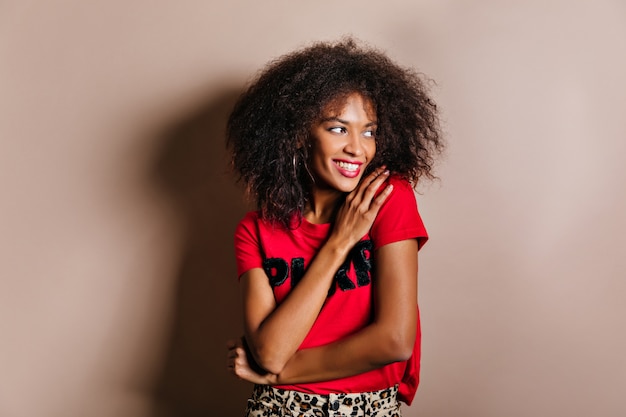 Mulher elegante com sorriso alegre posando em estúdio