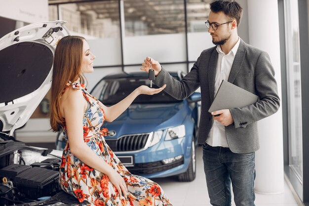 Mulher elegante e elegante em um salão de beleza do carro